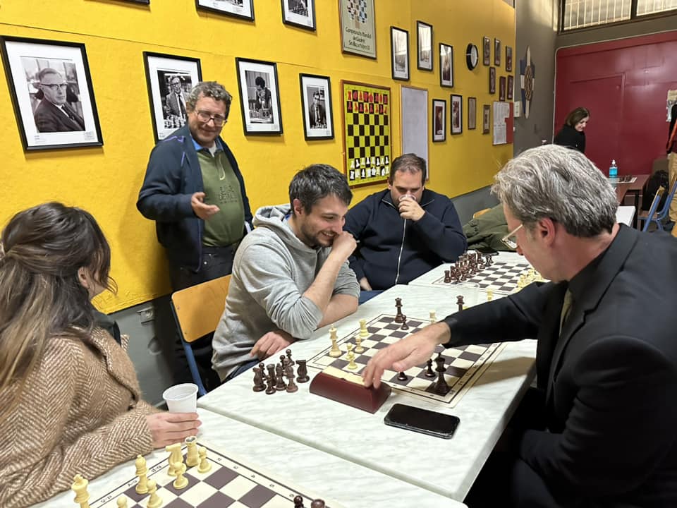 Φιλικές παρτίδες και αγώνες σκάκι στο σκακιστικό όμιλο Ηλιούπολης (ΣΟΗ) στα Νότια προάστια Αθήνας.