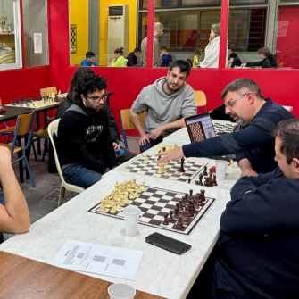 Μάθημα σκάκι στον σκακιστικό σύλλογο Ηλιούπολης από τον Grand Master Στέλιο Χαλκιά